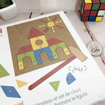 Jeu marteau et clous sur tableau liège : 118 pièces
