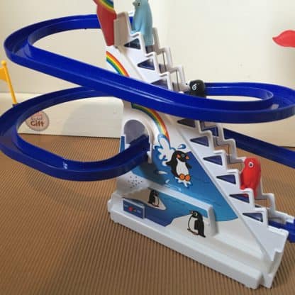 Circuit de pingouins avec escalier mécanique