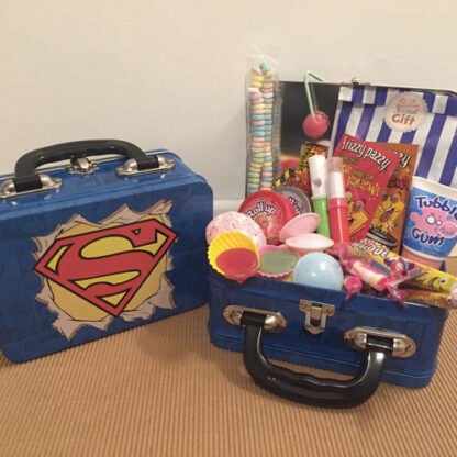 Coffret Cadeau : Mallette "Superman" remplie de bonbons des années 80
