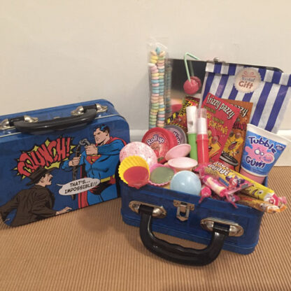 Coffret Cadeau : Mallette "Superman" remplie de bonbons des années 80 – Image 3