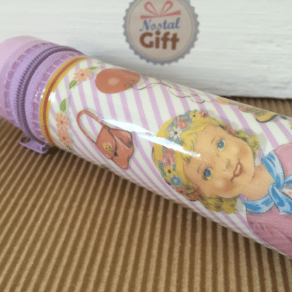 Trousse vintage "Poupée" en forme de crayon avec ses crayons de couleur – Image 3