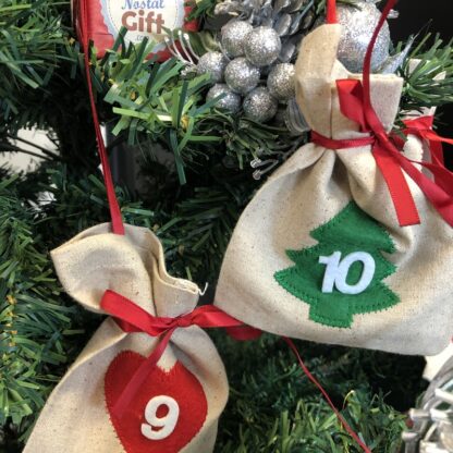Calendrier de l'avent vintage accompagné de jouets et bonbons retro (corde rouge et sachets tissu ) - 3 mètres – Image 4