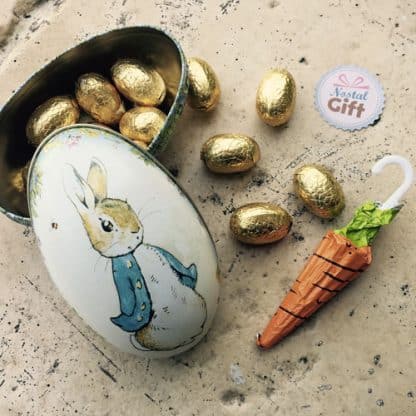 Pierre le lapin - Oeuf en métal rempli d'oeufs praliné (et d'une carotte) – Image 2