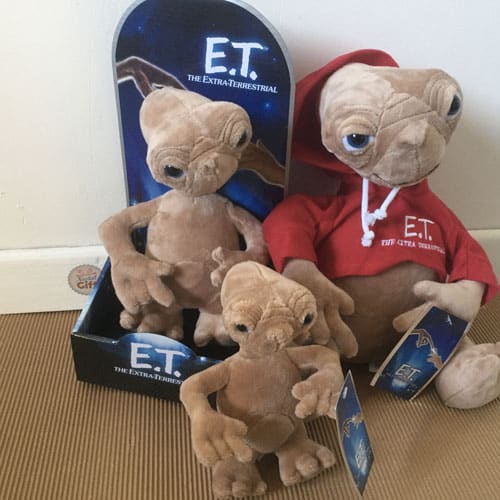 E.T. Extra TERRESTRE - Peluche Officielle - Hauteur 25 cm : : Jeux  et Jouets