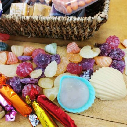 Coffret cadeau : Panier rempli de bonbons des années 60