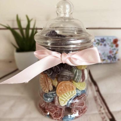 Petite bonbonnière en plastique remplie de bonbons d'antan – Image 3