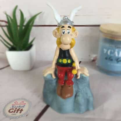 Astérix - Figurine / tirelire Obélix et son menhir