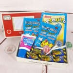 Coffret cadeau : Boîte console retro remplie de bonbons tache langue