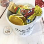 Mug roudoudou rempli de bonbons rétro