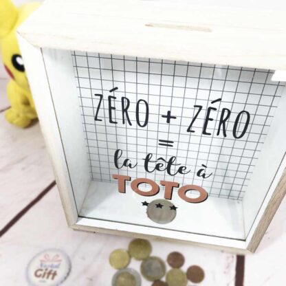 Tirelire design cadre en bois "Zéro + zéro = la tête à Toto" – Image 3
