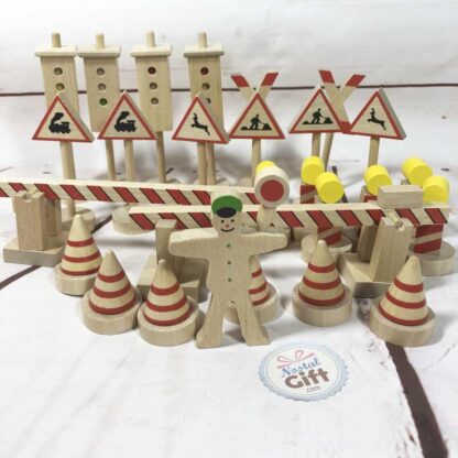Assortiment de panneaux de signalisation en bois pour train et petites voitures – Image 2