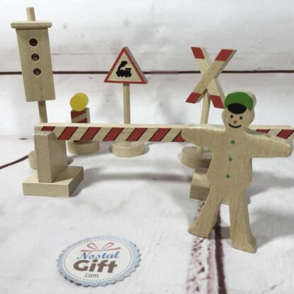 Assortiment de panneaux de signalisation en bois pour train et petites voitures