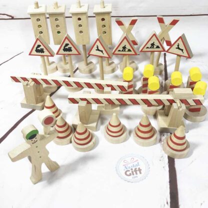 Assortiment de panneaux de signalisation en bois pour train et petites voitures – Image 3