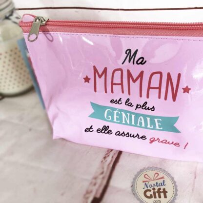 Trousse de toilette - "Ma Maman est la plus géniale et elle assure grave !" – Image 3