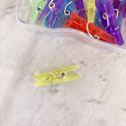 Set de 20 mini pinces multicolore en plastique translucide