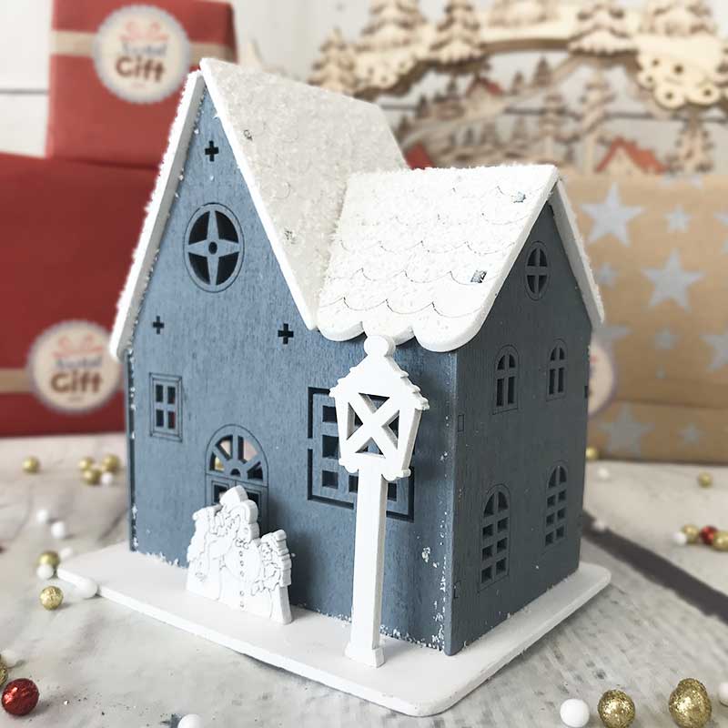 Petite église en bois peint en gris lumineuse - décoration Noël