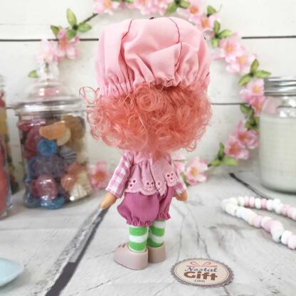 Charlotte aux Fraises - Mousse Framboise - Poupée parfumée Vintage (17 cm) – Image 4