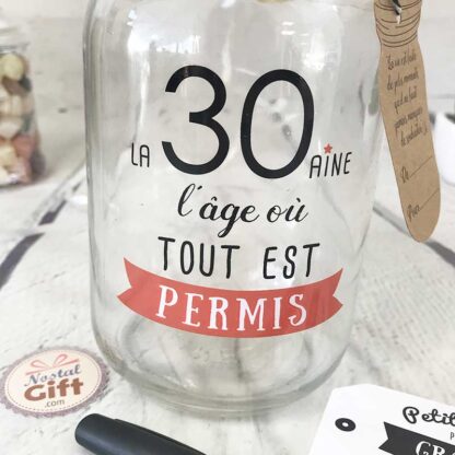 Bocal à souhaits / tirelire à message "La 30aine, l'âge où tout est permis" - Idée cadeau Anniversaire – Image 2