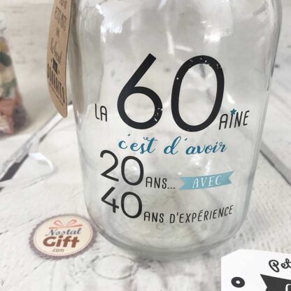 Bocal à souhaits / tirelire à message "La 60aine, c'est d'avoir 20 ans avec 40 ans d'expérience" - Idée cadeau Anniversaire – Image 2
