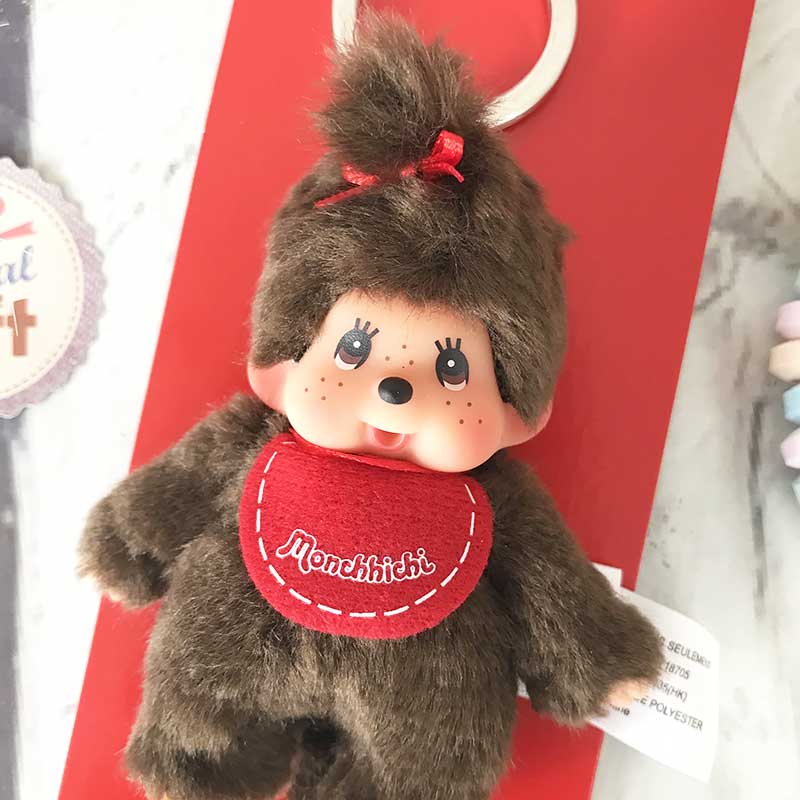 Bandai - Peluche Monchhichi - Kiki garçon avec bavoir rouge - 20 cm