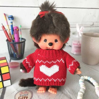 Peluche Monchhichi Kiki - Pull coeur (20 cm) - 1 euro reversé à l'association "Tricotez Coeur".