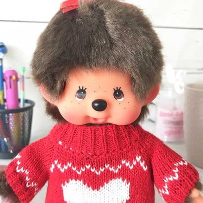 Peluche Monchhichi Kiki - Pull coeur (20 cm) - 1 euro reversé à l'association "Tricotez Coeur".