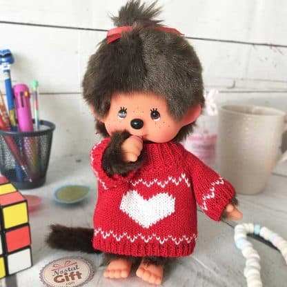 Peluche Monchhichi Kiki - Pull coeur (20 cm) - 1 euro reversé à l'association "Tricotez Coeur".