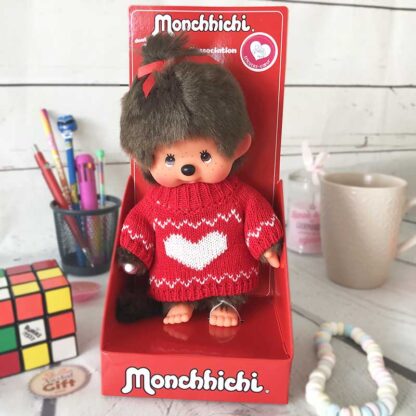 Peluche Monchhichi Kiki - Pull coeur (20 cm) - 1 euro reversé à l'association "Tricotez Coeur".