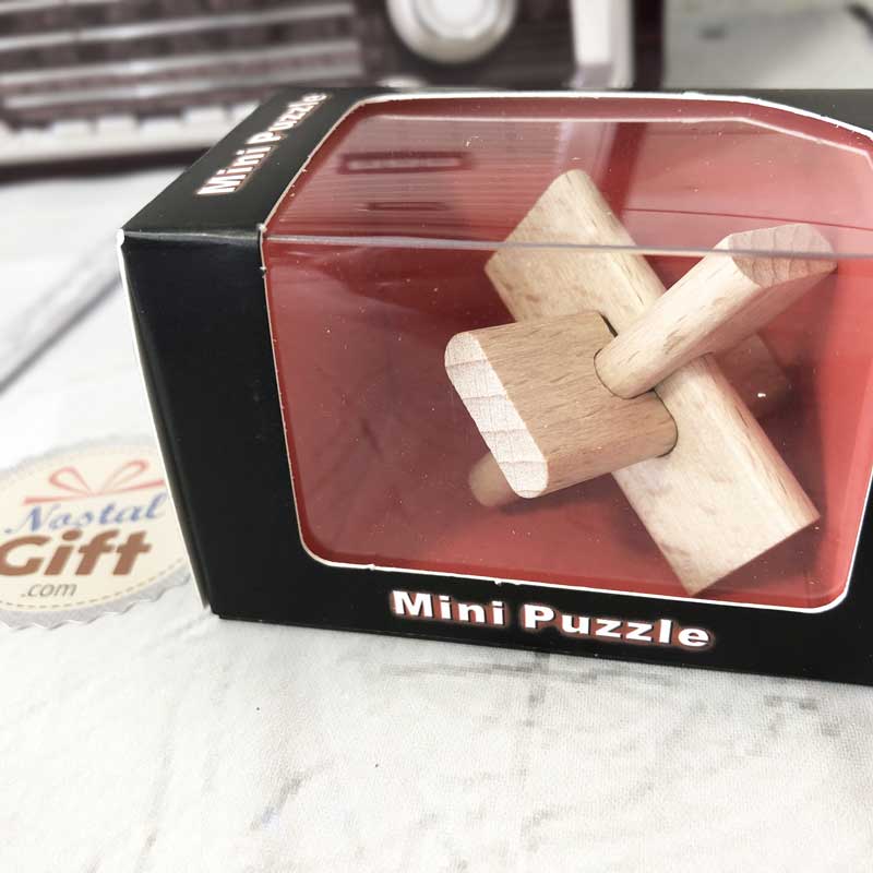 Boîte en bois avec un casse-tête et du chocolat à l'intérieur on Craiyon