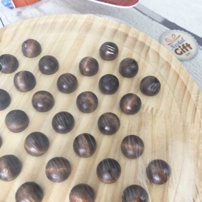 Jeu du solitaire en bois - jeu de société (Goki) - ∅ 22 cm – Image 3