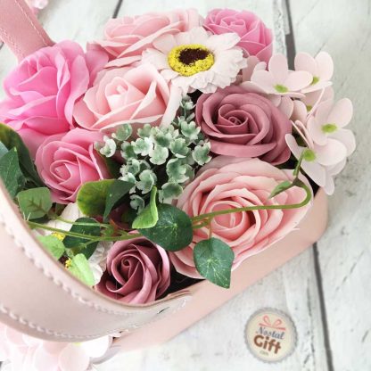 Coffret bouquet anniversaire composé de fleurs de savon rose