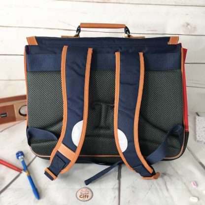 Cartable bleu marine & rouge Arthur 38 cm orné d'un porte clé avion - Tann's – Image 4