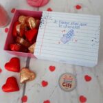 Boîte Saint Valentin - Coeur en chocolat noir et lait fourrés praliné  x20 - " Je t'aime plus que le chocolat "