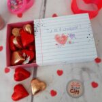 Boîte Saint Valentin - Coeur en chocolat noir et lait fourrés praliné  x20 - " Tu es à croquer ! "