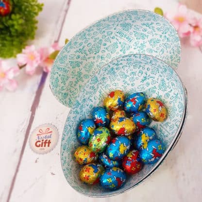Oeuf de Pâques rempli de petits œufs en chocolats pralinés - Famille lapin