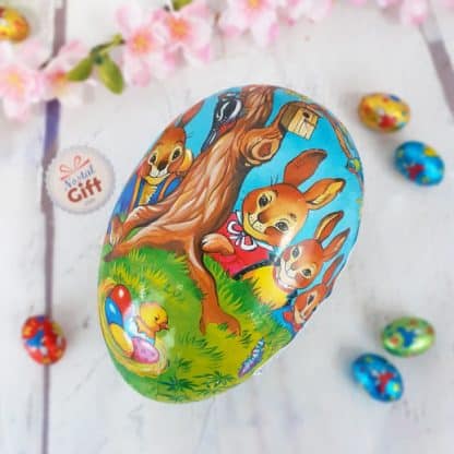 Oeuf de Pâques rempli de petits œufs en chocolats pralinés - Famille lapin