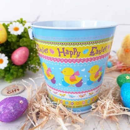Seau bleu de Pâques décoré de poussins