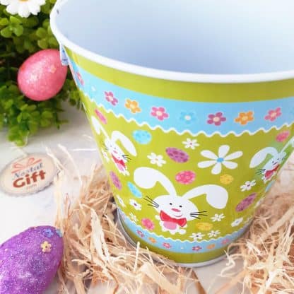 Seau vert de Pâques décoré de lapins et fleurs – Image 2