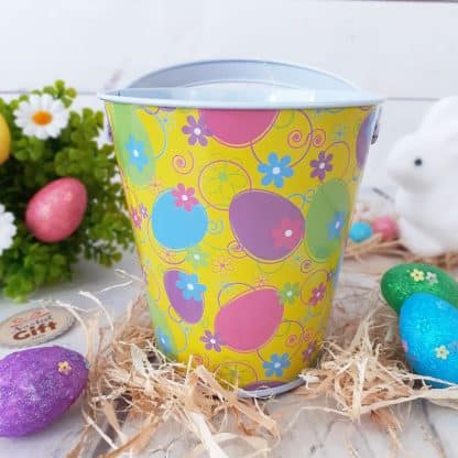 Seau jaune décoré d'oeufs de Pâques