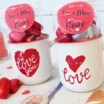 Lot de 2 tasses Love remplies de coeurs en chocolat - Cadeau couple