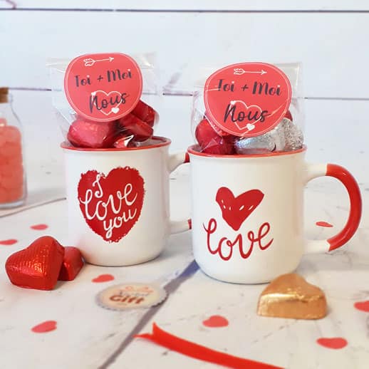 Lot de 2 tasses Love remplies de coeurs en chocolat - Cadeau couple