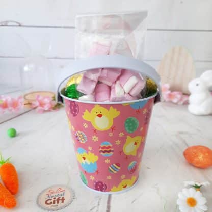 Seau rose de Pâques - Oeufs en chocolats X 10 et Guimauve lapin x 10 – Image 3