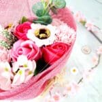 Bouquet de fleurs roses aux pétales de savon