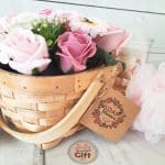 Bouquet de fleurs roses de savon dans un panier