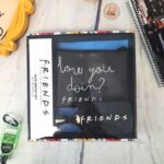 Friends - Coffret cadeau beauté : Brosse à cheveux et trousse de toilette