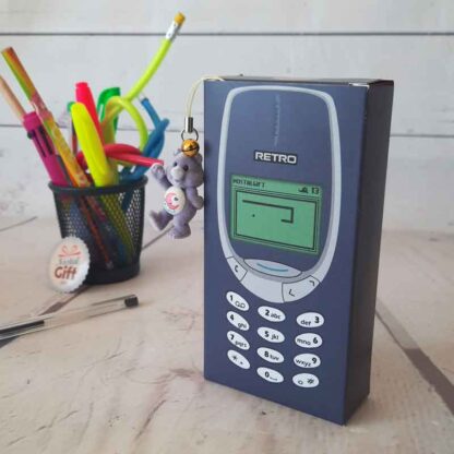 Coffret cadeau : Boîte téléphone portable années 2000 remplie de bonbons rétro