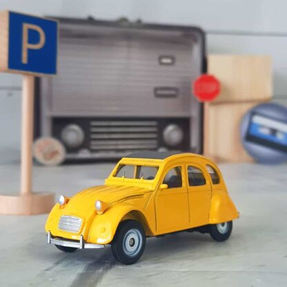 Miniature voiture vintage - Citroën 2CV jaune (échelle 1:43)