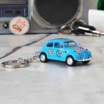 Porte clef voiture Volkswagen Beetle classique 1967 Peace & Love