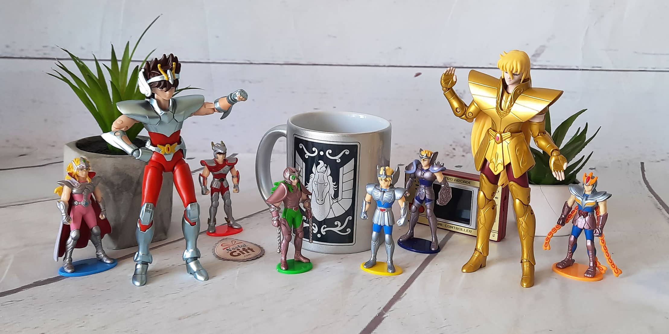 <p>Retrouvez les figurines pour créer l’ambiance des aventures des Chevaliers du Zodiaque, dans les différents chapitres du manga. Ainsi que des mugs et autres goodies, les cadeaux idéaux pour les fans de Saint Seiya.</p>