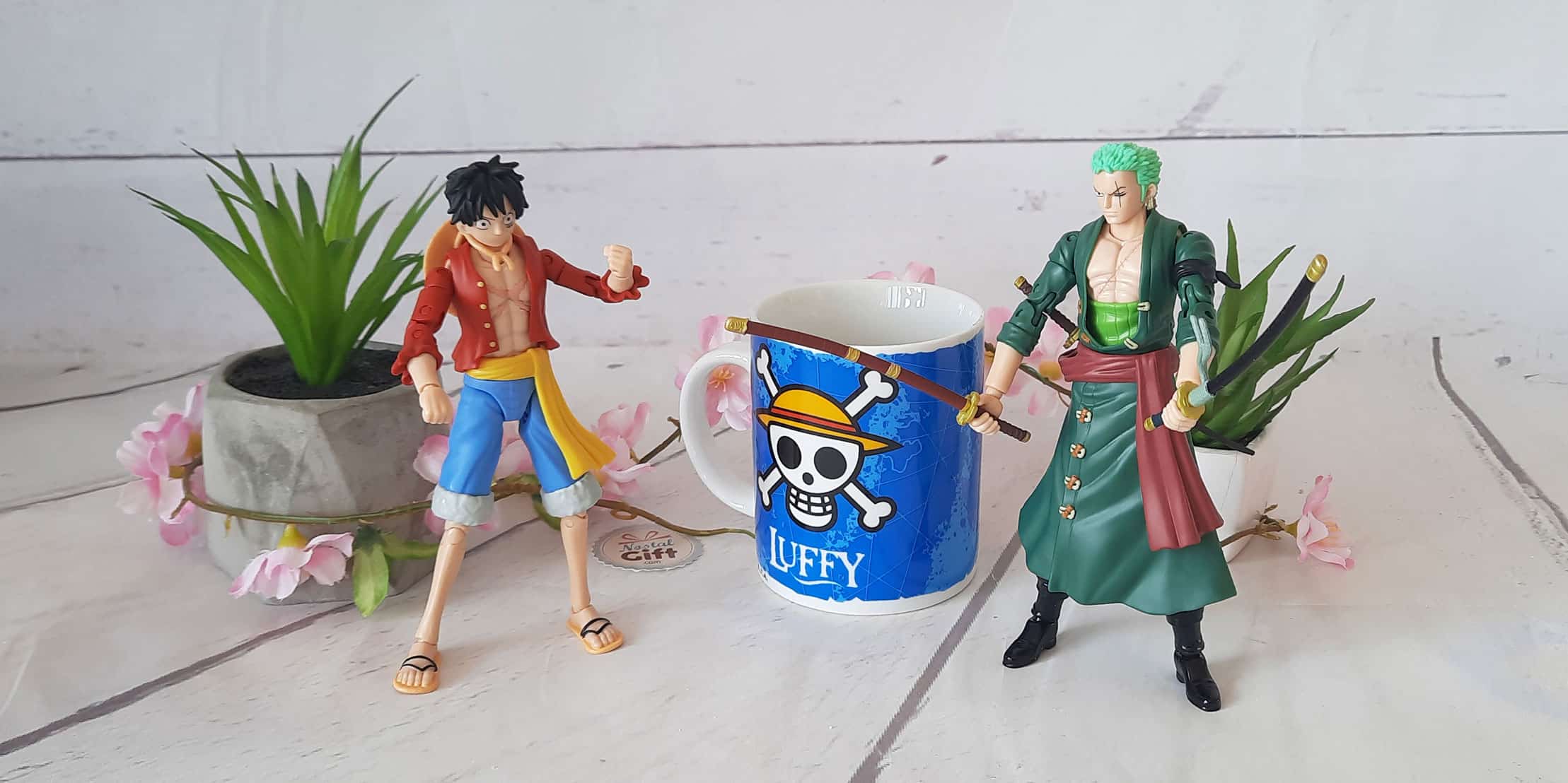 <p>Fan du manga le plus vendu au monde ? Les produits de l'univers One Piece arrivent chez nous ! Naviguez à bord de notre bateau pirate avec les figurines de Luffy et Zoro.</p>